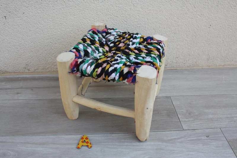 PETIT TABOURET MAROCAIN - Bois de Citronnier & Tissu recyclé - Artisanat Boucherouite - Décoration Durable -