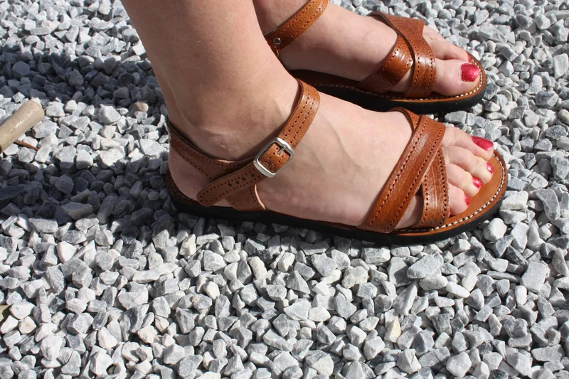 SANDALES FEMME CUIR - Lanières Croisées et Attaches talons - Fait Main - Maxi Confort - Du 35 au 42 -