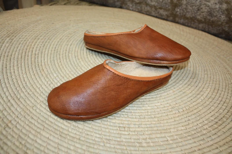 Confortables Chaussons ouverts en CUIR Camel - fourrure Chaude - Couture "cousu retourné" - Homme et Femme - Du 35 au 45