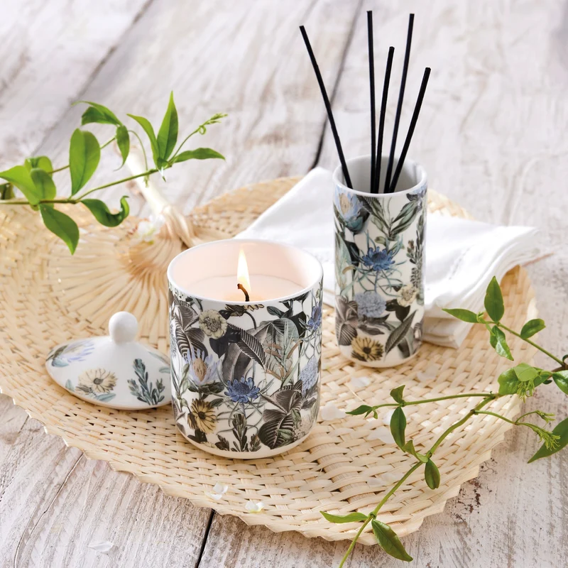 Bougie parfumée en pot de porcelaine - Garden Bleu clair - Jasmin & Ylang - durée de combustion 65h - 315 g