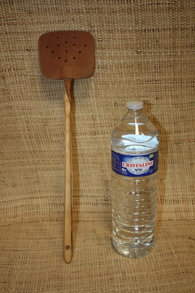 Tapette à Mouches / Moustiques - Artisanale en Cuir Solide & Manche en Olivier
