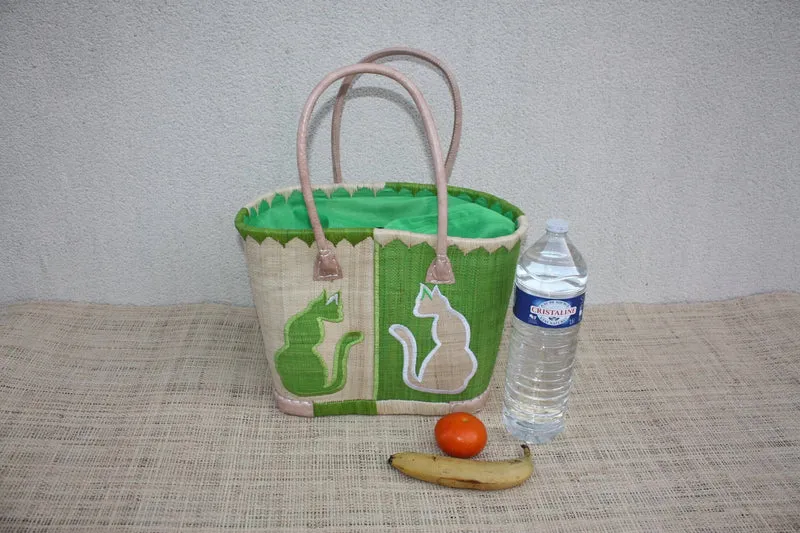 Panier vert brodé chat fait main – Cabas artisanal anses cuir – Sac marché, plage & quotidien (3 tailles)