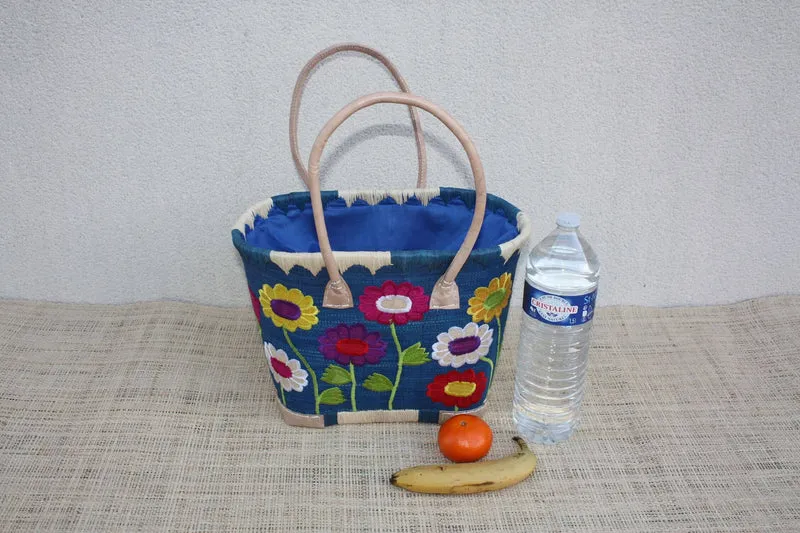 Panier brodé fleurs fait main – Cabas raphia artisanal avec pochon BLEU – Sac bohème marché plage anses cuir (3 tailles)