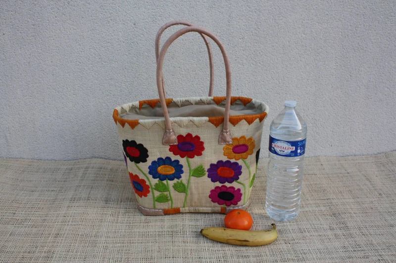 Panier brodé fleurs fait main – Cabas raphia artisanal avec pochon NATUREL – Sac bohème marché plage anses cuir (3 tailles)