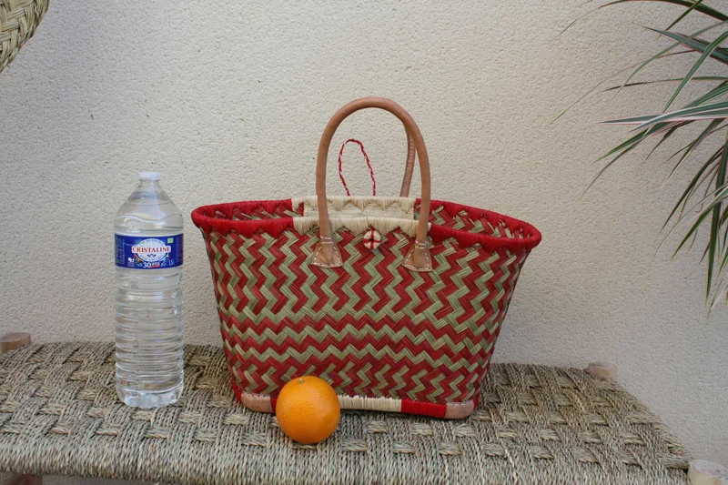Panier en osier de Madagascar rouge artisanal – Sac cabas tressé à la main avec anses en cuir – Style bohème chic