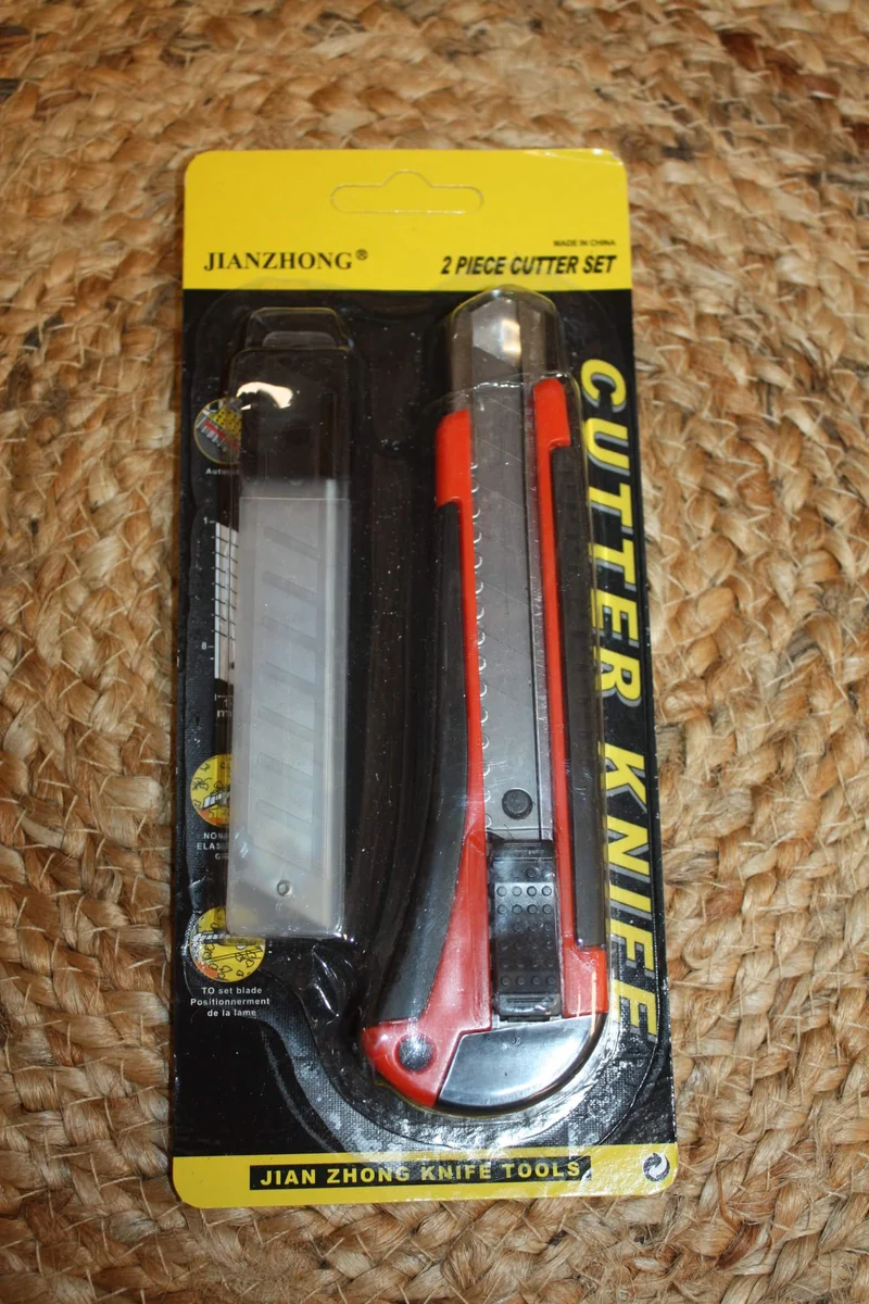 Cutter + Recharge de lames - Avec cran d'arrêt - Qualité - Promo PAS CHER -